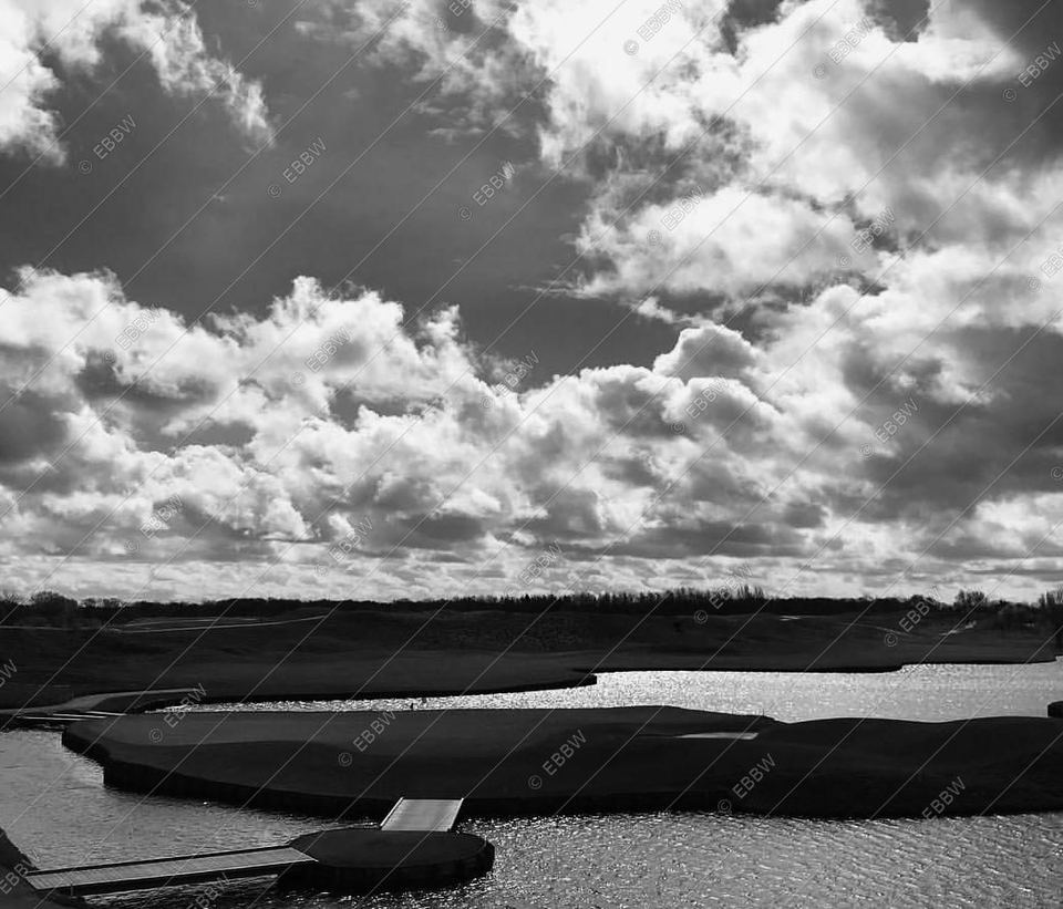 Plan d’eau sous un ciel chargé de nuages