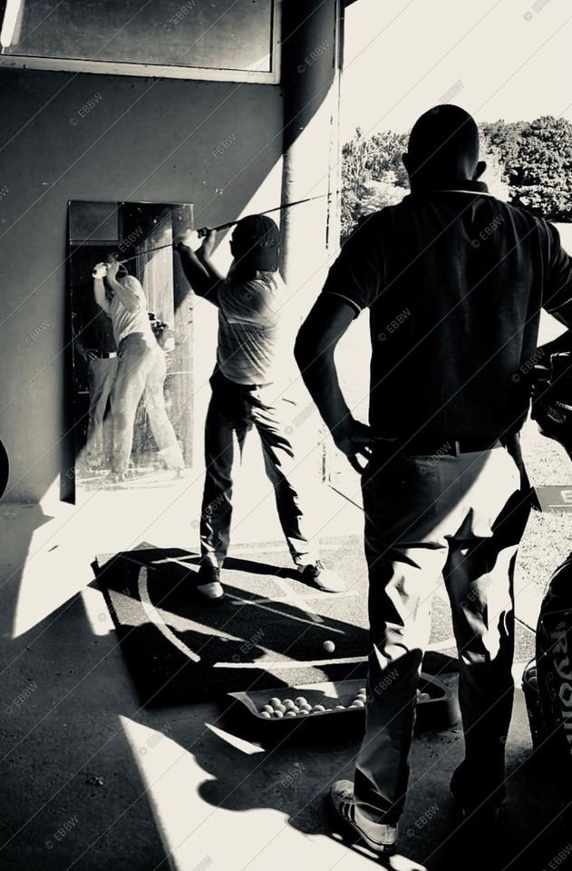 Joueurs en silhouette sous un abri de practice