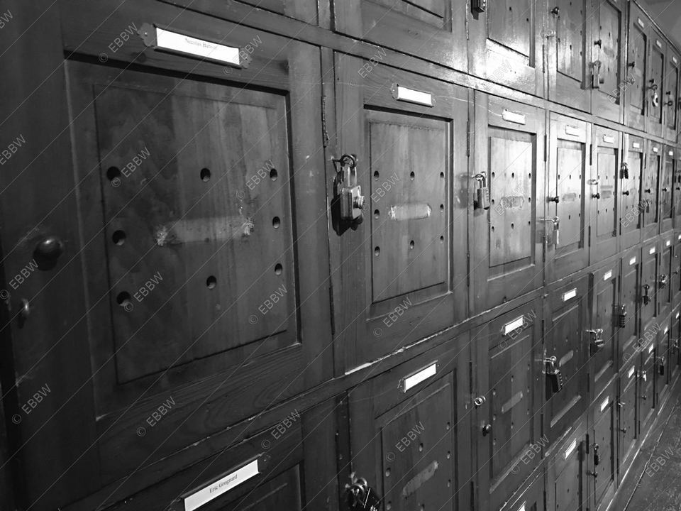 Rangée de vieux casiers en bois avec cadenas