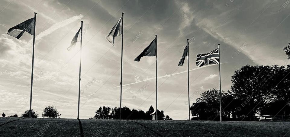 Six drapeaux alignés à contre-jour