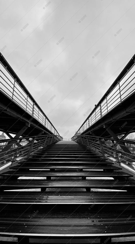 Perspective d’une passerelle en bois vers le ciel