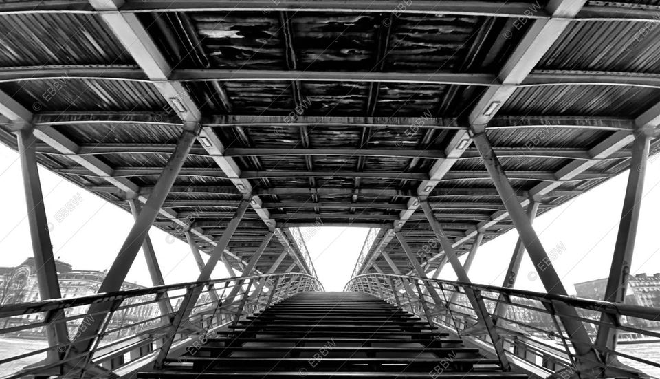 Dessous d’une passerelle métallique en perspective