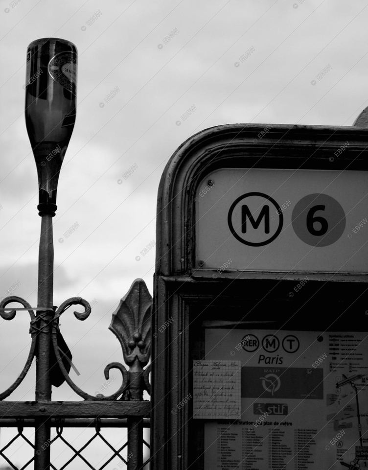 Panneau de métro ligne 6 et lampadaire