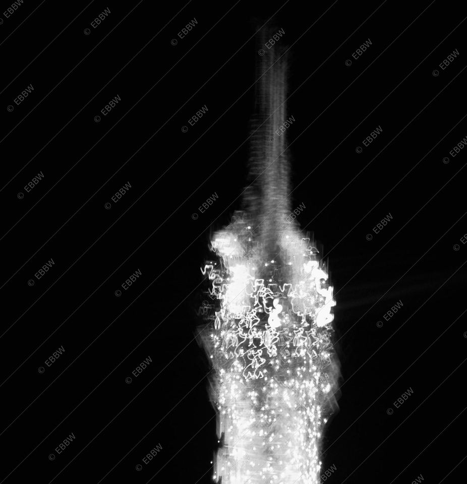 Jet d’eau lumineux dans la nuit noire