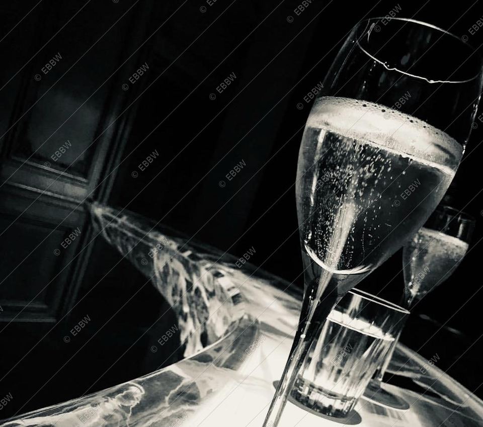 Coupe de champagne et verre sur une table