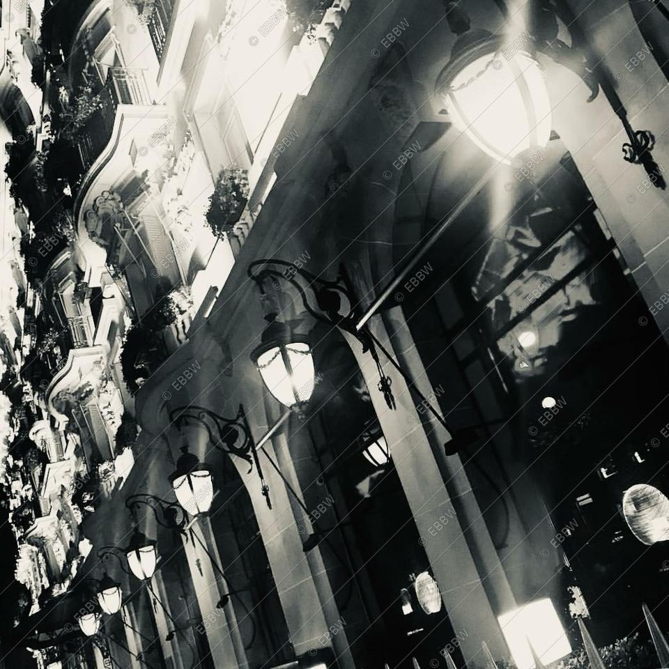 Lanternes allumées le long d’une façade
