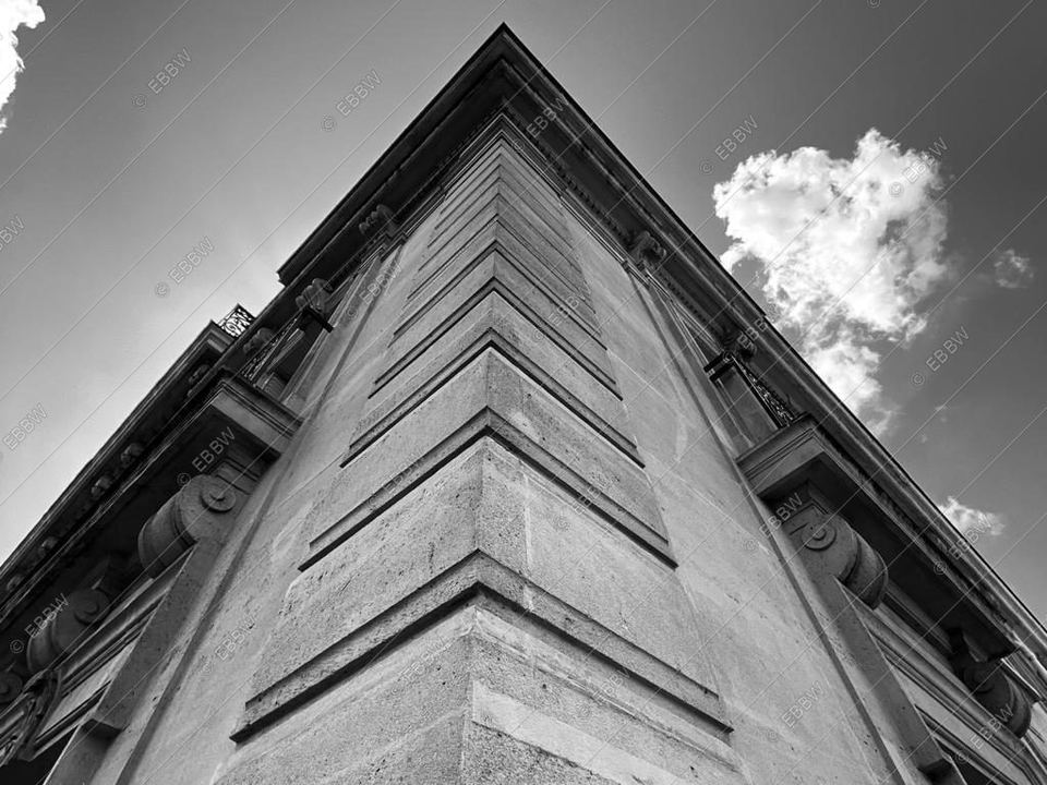 Angle d’un immeuble en pierre vu d’en bas