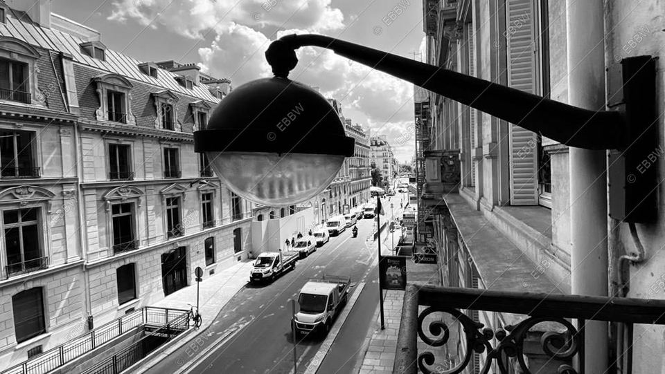Réverbère au-dessus d’une rue vue d’un balcon