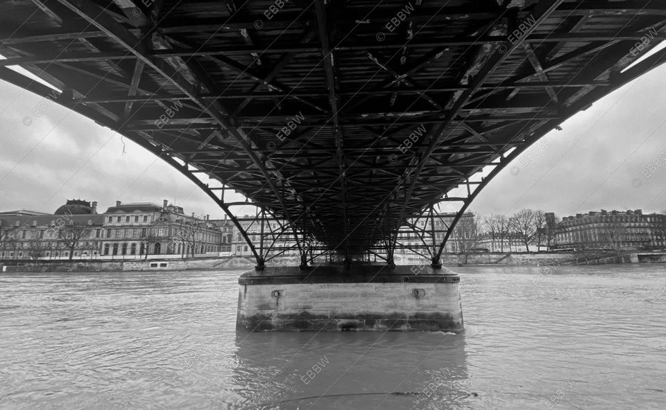 Dessous d’un pont métallique au-dessus du fleuve