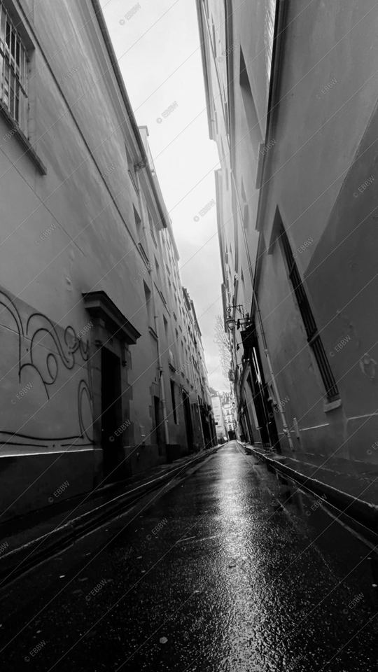 Ruelle étroite et mouillée entre deux murs
