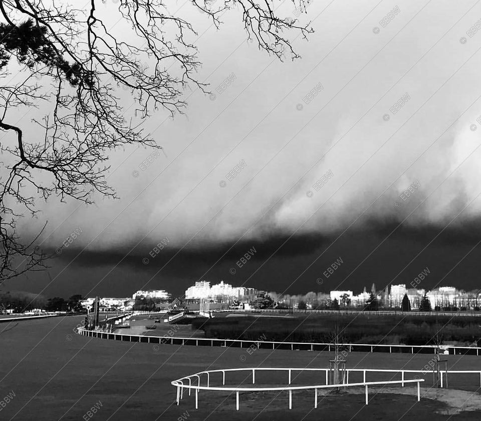 Nuage d’orage au-dessus d’une piste et de ses barrières