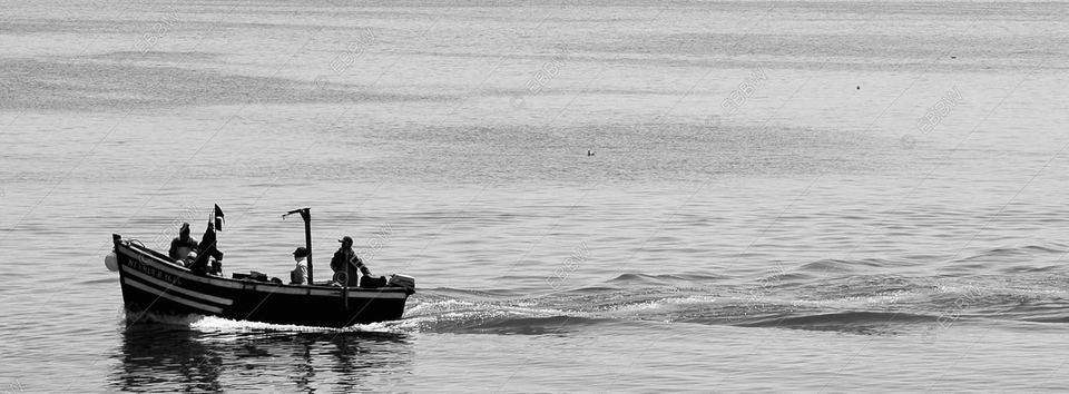 Petit bateau de pêche filant sur la mer