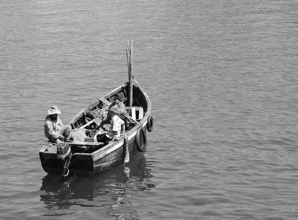 Pêcheurs dans une barque sur l’eau calme