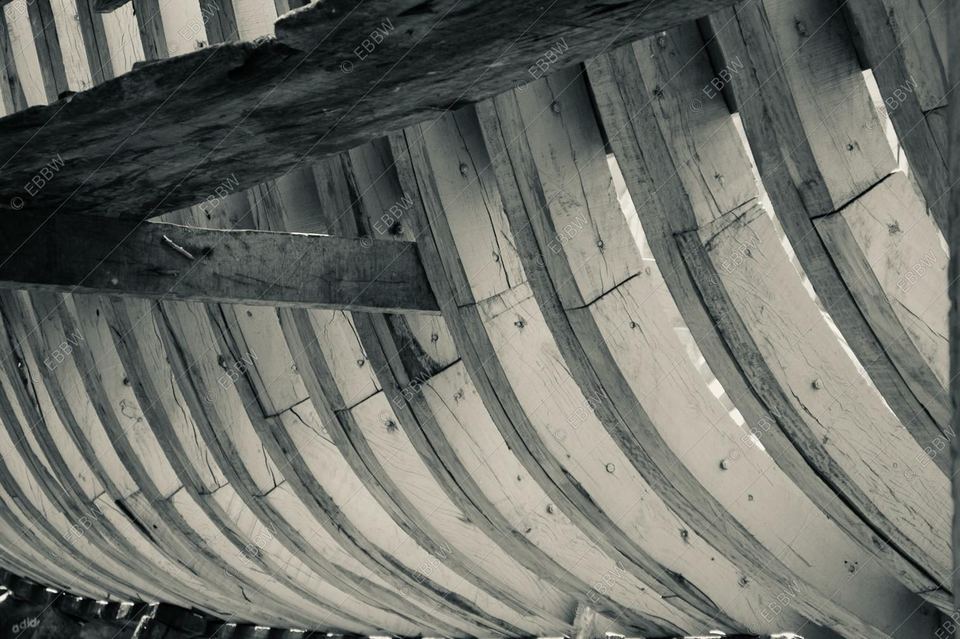 Dessous d’une coque en bois en construction