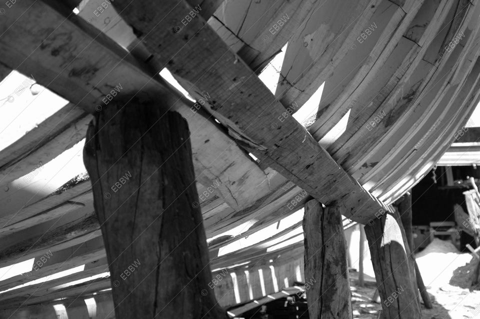 Étais de bois soutenant une coque