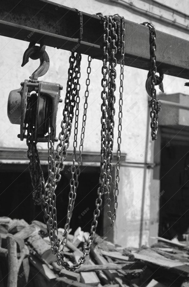 Chaînes et palan suspendus dans un atelier