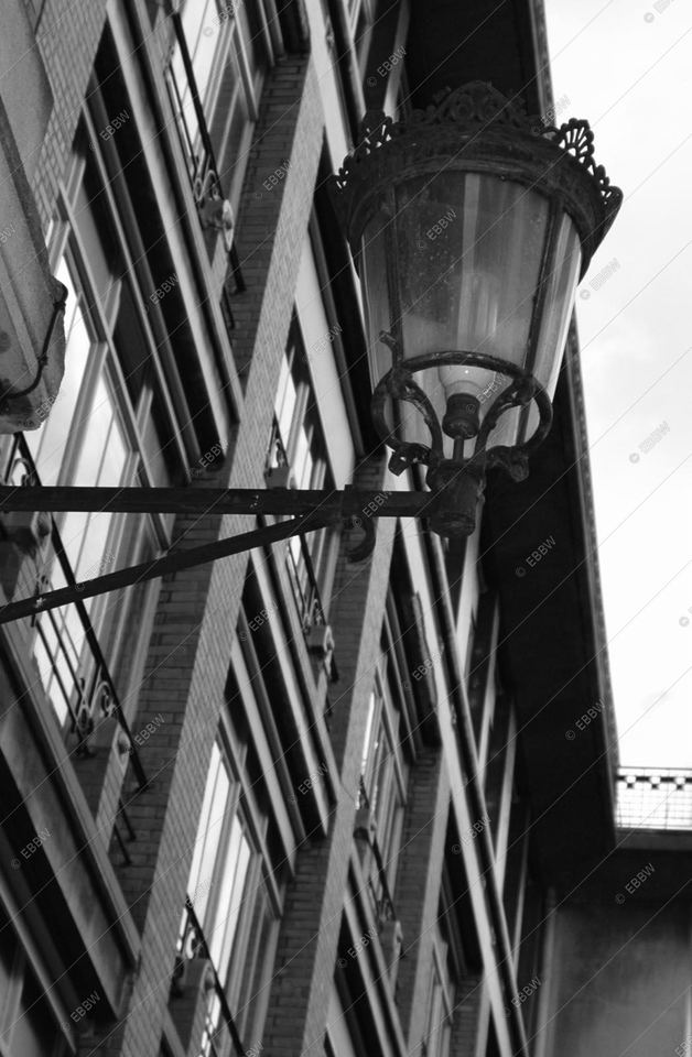 Lanterne en fer forgé sur une façade