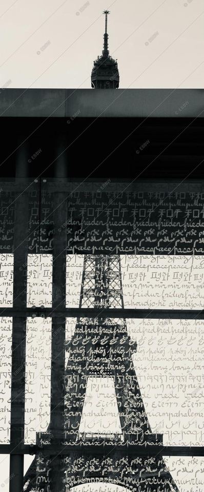 Tour métallique vue derrière une vitre gravée
