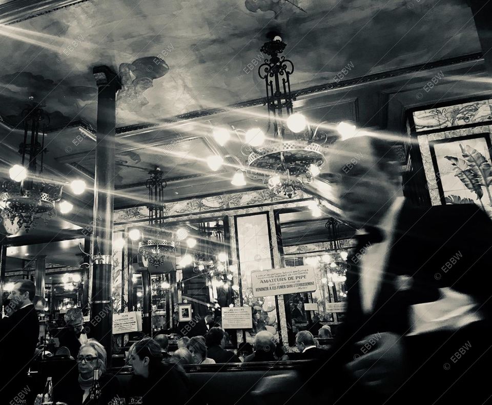 Salle de brasserie animée et serveur en veste