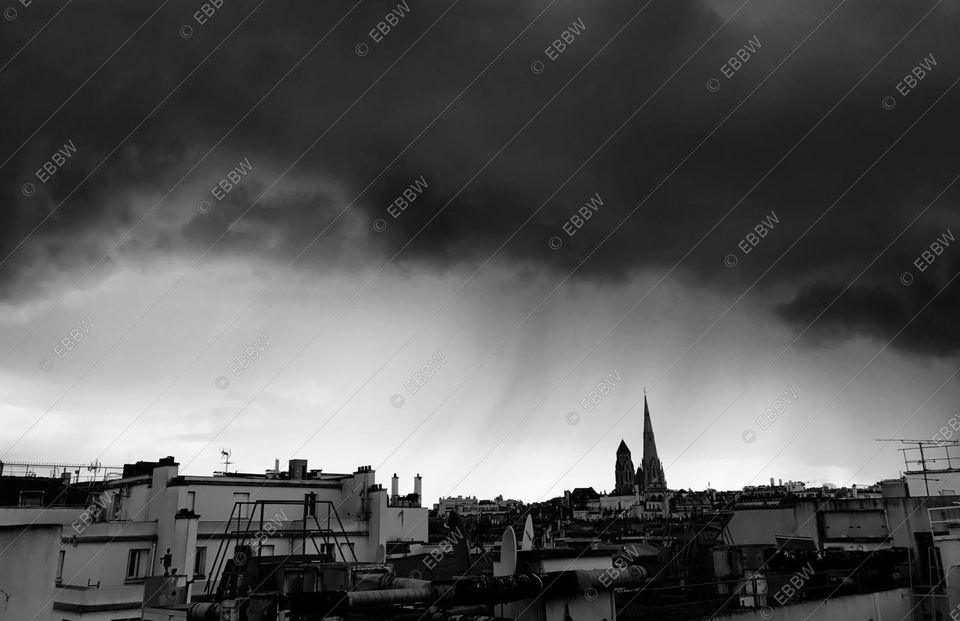 Ciel d’orage au-dessus des toits et d’un clocher
