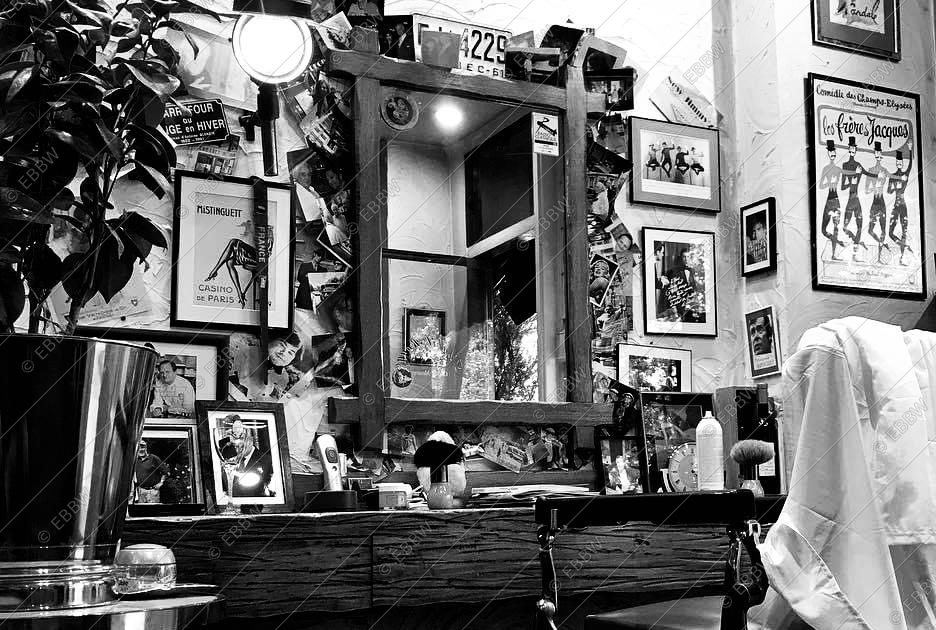 Intérieur encombré de souvenirs et d’affiches