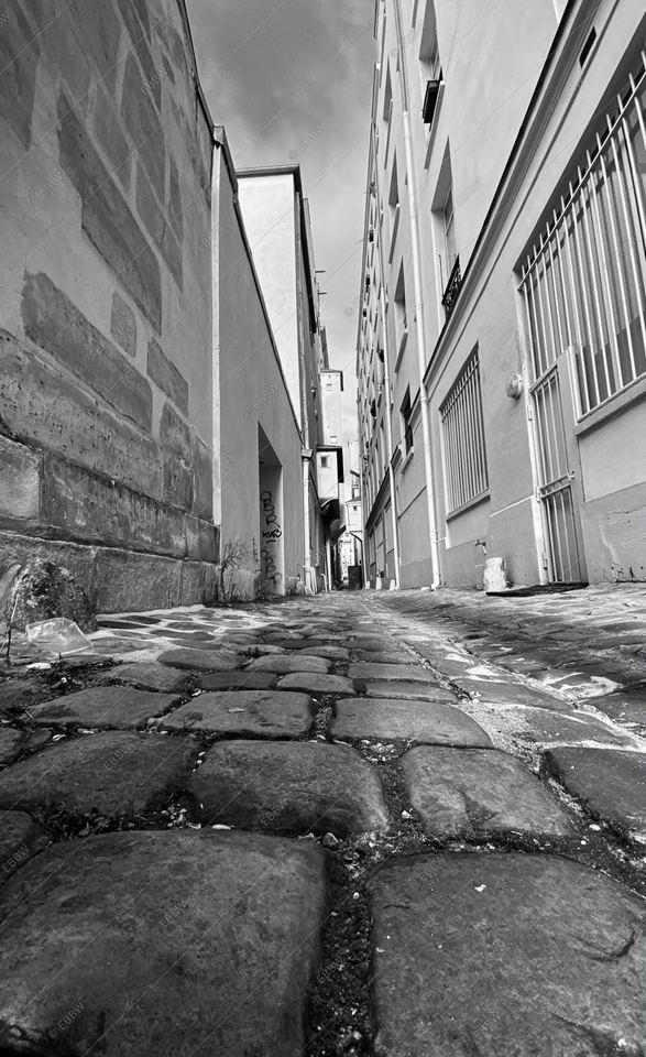 Ruelle pavée en contre-plongée